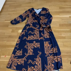 Klänning - Andvänd ett par gånger.