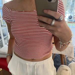 Rödvit randig topp - Säljer nu min söta randiga topp få den ej kommer till användning. Storlek m men sitter som s