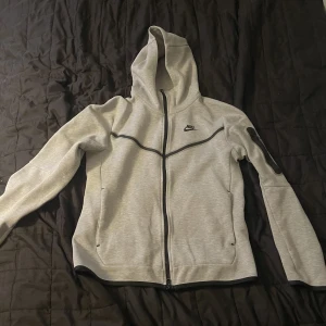Nike Tech fleece  - Säljer denna zip up tröjan då den ej passar mig längre. Väl använd men i bra skick. Pris kan diskuteras.
