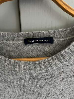 En superfin grå stickad tröja från Brandy Melville, endast provad. Den är inte nopprig utan helt nyskick!🤍