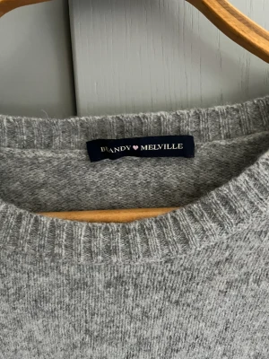Brandy Melville tröja - En superfin grå stickad tröja från Brandy Melville, endast provad. Den är inte nopprig utan helt nyskick!🤍