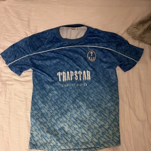 TrapStar football Jersey  - Fet trapstar tshirt som jag söker eftersom den aldrig används. Den har blivit använd 2-3 gånger så är i väldigt bra skick, precis som en helt ny! Den är storlek S och säljer för 400kr! Skriv om du har några frågor!!!