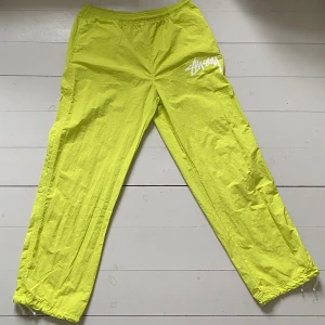 Stussy X Nike Beach Pants -  Ss20 Stüssy X Nike Beach Pants i färgen bright cactus. Helt oanvända alla tags kvar! Storlek large men passar mig som vanligtvis har medium. Kom dm för frågor, alltid öppen för prisförslag!