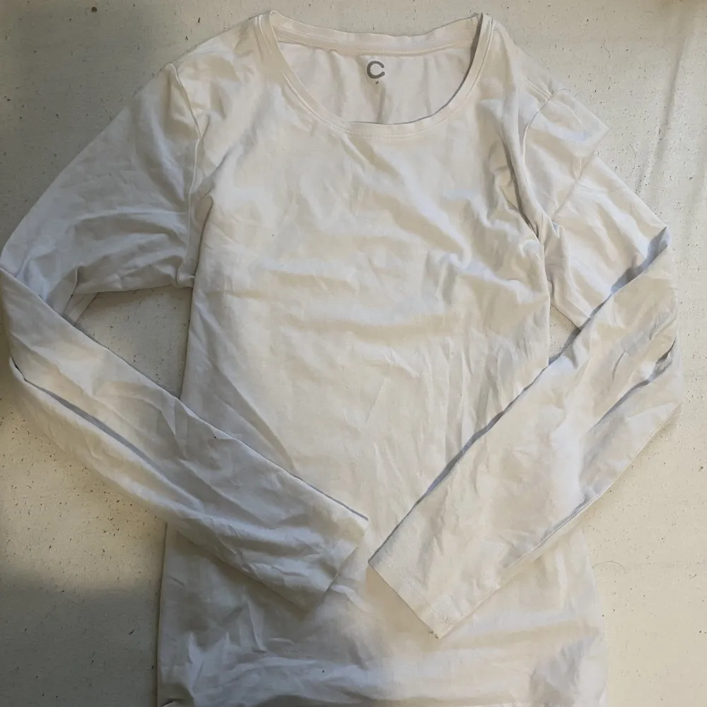 En fin vit långärmad tröja från Cubus i storlek M. Säljs då den inte används men är i bra skick!💕. Toppar.
