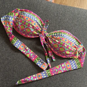 Bikini top - Super söt bikinitopp med snöre som du kan knyta hur du vill eller ta bort. Kupor inuti i använt skick, skulle tänka mig att de är en B kupa💜💚💛🩷🩵💛🖤