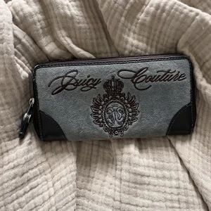 Juicy couture plånbok - En större plån bok från juicy couture. Lite smutsig/fläckar på några stället (tex bild 2) skriv för fler bilder 