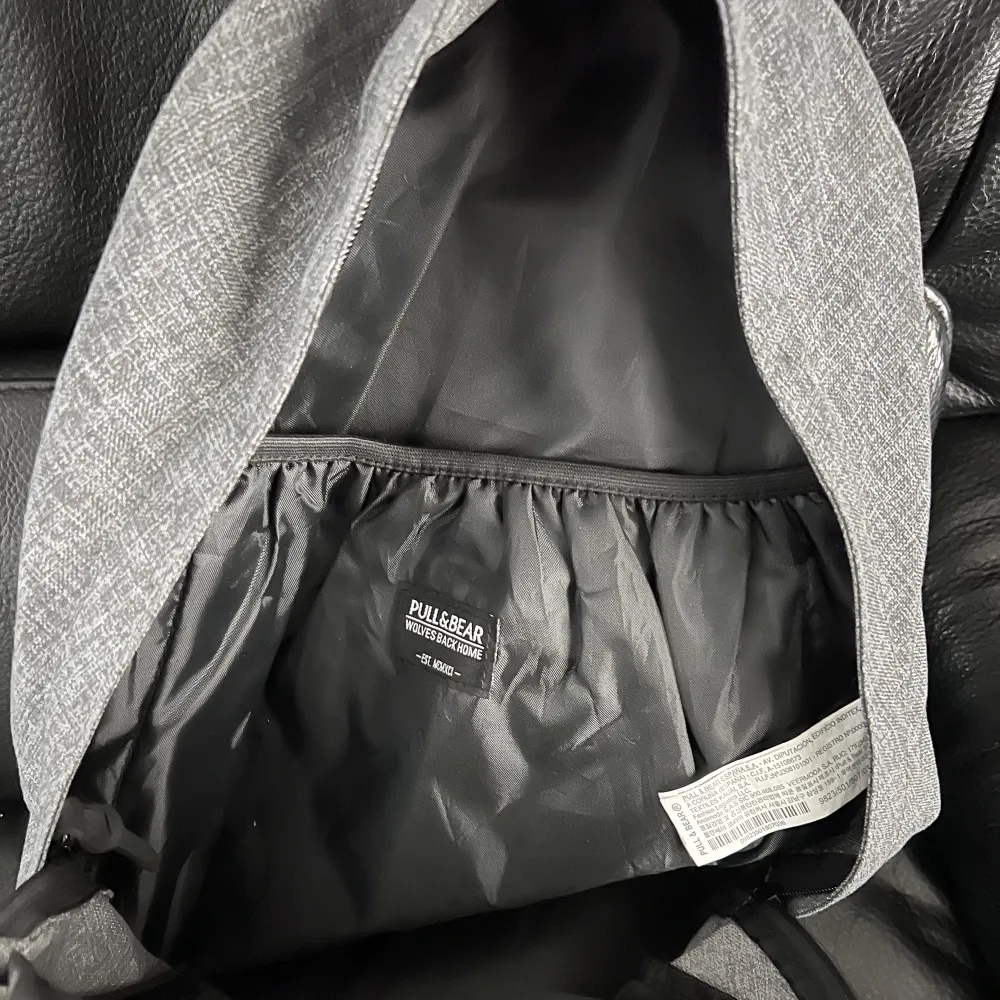 Fin grå nyans väska fr pull & bear Använd en gång. Accessoarer.