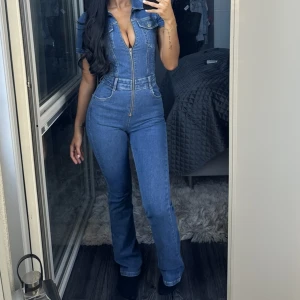 Jeans byxdress  - Jeansbyxdress från pull&bear använd 1 gång 