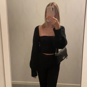 Set  - Svart set topp utan band samt tröja över!!😇 Säljer då det är lite för stort för mig! 