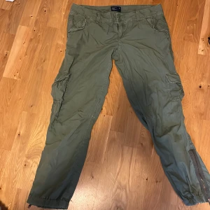 American eagle cargo byxor - American eagle  Står ingen storlek men de är ganska små så skulle tippa på s De är 91 cm långa och 89 cm i midjan  Knappt använda  Nypris 599 