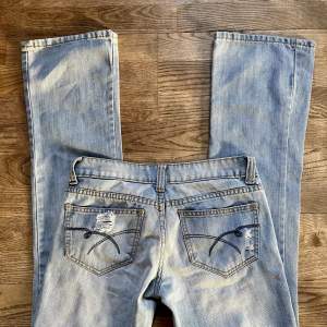 Så fina lågmidjade bootcut jeans med hål! Tyvärr lite för små för mig. Midjemått, 36 cm, innerbenslängd 80 cm❤️‍🔥❤️‍🔥