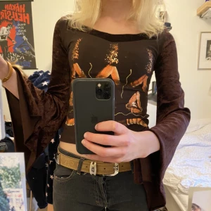 Långärmad tröja - En av mina favorit tröjor som jag köpte i sommar men inte använder, jätte skön och har jätte bra passform!!Aldrig använd och i nytt skick❤️