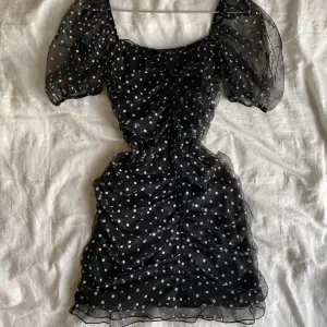 Säljer denna superfina prickiga klänningen från H&M då den tyvärr är för kort för mig! Enbart använd två gånger!💞