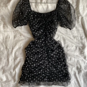 Prickig klänning✨ - Säljer denna superfina prickiga klänningen från H&M då den tyvärr är för kort för mig! Enbart använd två gånger!💞