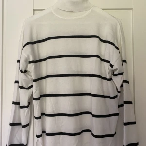 Randig tröja  - Snygg randig polotröja som är såå skön men har tyvärr aldrig kommit till användning för mig.