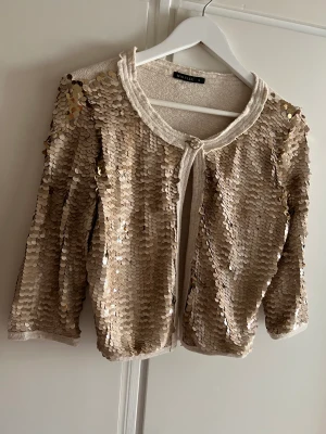 Palette tröja, i storlek medium - Medium storlek på palette tröja inköpt för över 1000kr. Fint med att man kan byta färger 