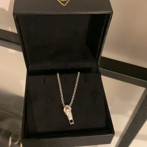 Halsband - Halsband med en ”dragkedja” 