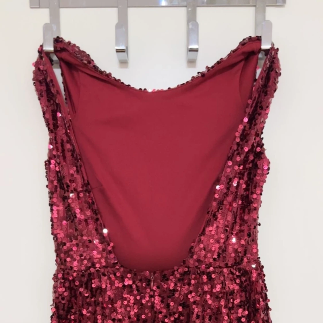 Röd kortfestklänning  - 91