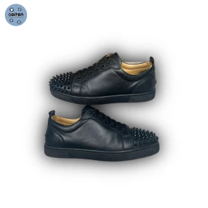 Louboutin skor - Louboutin skor | - ett par riktigt fina Louboutin skor där box, dustbag och extra snören ingår - nypris runt 8000kr - vårt pris endast 4399kr - storlek EU 42 - hör av dig om du har några frågor!