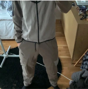 Nike tech - Nike tech, inga skador på den eller fläckar använd 3 gånger, kommer inte till andvänding längre, orginal pris 2500kr säljer för 1000kr kan sänka mig vid snabb affär 