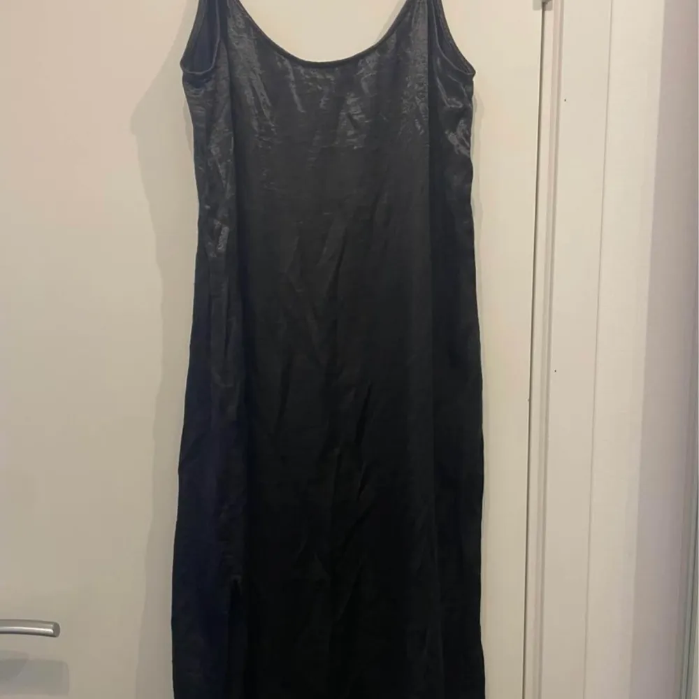 Säljer nu denna fina långa svarta klänningen då den inte är min still längre.. Klänningar.