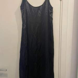 Säljer nu denna fina långa svarta klänningen då den inte är min still längre.