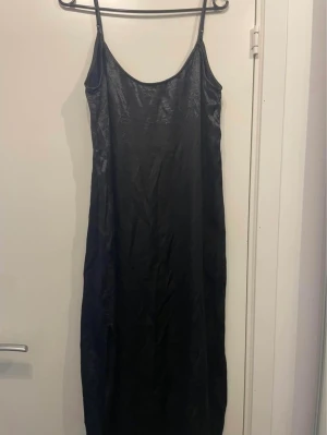 klänning  - Säljer nu denna fina långa svarta klänningen då den inte är min still längre.