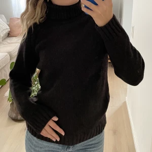 Brun stickad polotröja i 100% lammull HM - En varm brun stickad polotröja från HM. Ribbstickade muddar och ribbstickad vikbar krage. 100% lammull så den är varm och skön