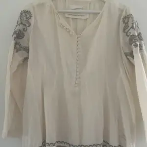 Beige/vit blus från Odd Molly. Sparsamt använt.