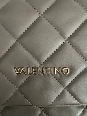 Valentino väska beige  - Fin valentino väska i bra skick. Endast lite missfärgat på kedjan