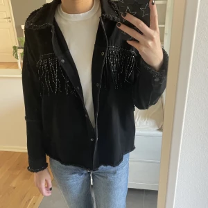 Zara jacka  - Säljer min fransjacka från zara, helt perfekt nu till hösten. Inga defekter och är i bra skick. Hör av dig vid frågor🤍⭐️