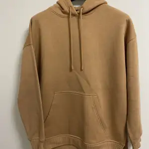 Sweatshirt som har färgen beige, är använd bara en eller två gånger och är väldigt skön.