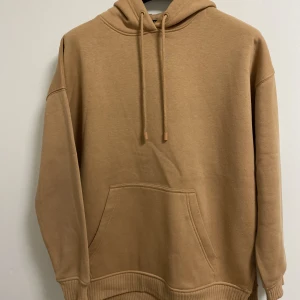 Sweatshirt  - Sweatshirt som har färgen beige, är använd bara en eller två gånger och är väldigt skön.