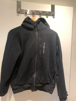 Sail Racing Hoodie svart - Fet Hoodie som är för liten då jag gått upp t large nu, använd hela tiden ägt i 1 året, inga defekts