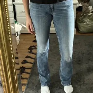 As snygga boot cut jeans i modell ”Maddie” från Tommy Hilfiger. Säljes pga lite för små för mig, men superbra skick. Medelhög midja men skulle säga att dem är mer mot låg midjade. Köptes för ca 1000 kr men säljer för 600. Pris kan diskuteras 