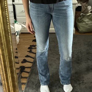 Bootcut jeans - As snygga boot cut jeans i modell ”Maddie” från Tommy Hilfiger. Säljes pga lite för små för mig, men superbra skick. Medelhög midja men skulle säga att dem är mer mot låg midjade. Köptes för ca 1000 kr men säljer för 600. Pris kan diskuteras 