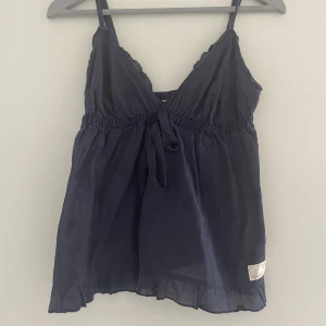 Odd Molly linne - Marin blått Odd Molly linne. Sparsamt använt.