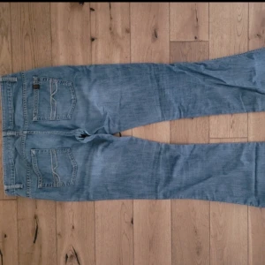 Lågmidjade jeans  - As snygga lågmidjade Jeans från Buffalo som tyvär inte passade mig! Bra skick, lite slitning längst ner men inget märkbart! Strl 28! Midja 39cm tvärs över och innerben 82cm!