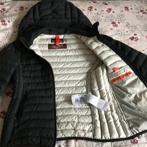 Jacka - En svart lättvikts-dunjacka från Parajumpers stl. XS säljes för 2500 kr. Jackan är sparsamt använd och är i mycket gott skick. Hel och ren inga defekter inköpt på Thernlunds för 4399 kr. 