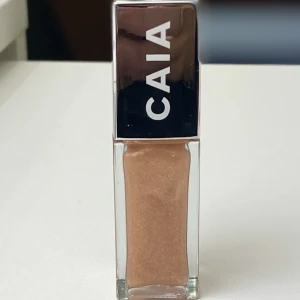 Caia läppglans  - Caia Vacay läppolja med guldigt skimmer.  Använd Max 5 ggr då den inte passade mig i färg. 