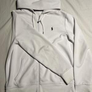 En Ralph Lauren zip hoodie. Nypris 1700kr