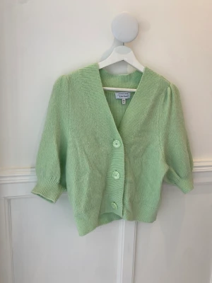 V-ringad kofta!  - Så fin kofta från &otherstories!!!💚