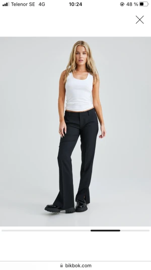 Lågmidjade kostym byxor - snygga kostymbyxor ifrån bikbok, har ett par liknande därför säljer jag dessa. passar mig som är 160. 