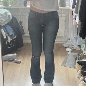 Lågmidjade jeans från crocker i storlek 27, obs! dragkedjan är ganska trög ibland och går ner  Jag är nästan 170 cm 