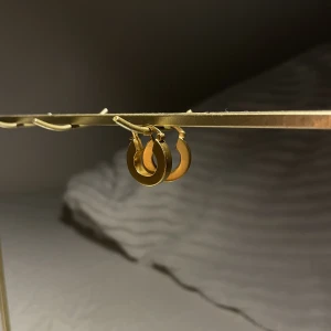 Guldiga örhängen MANGO  - Helt oanvända örhängen från MANGO⭐️Säljer mycket smycken nu då jag har för mycket och rensar, så bara att skriva vid frågor eller behov av fler bilder🤍✨🌟Paketpris vid köp av flera smycken/plagg.