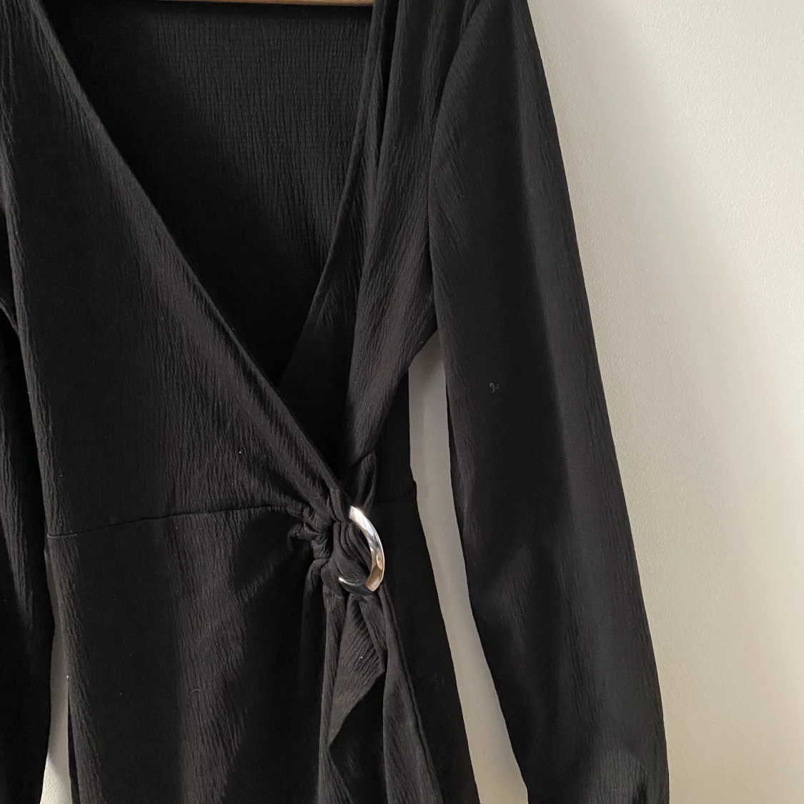 Svart omlottsklänning med knyte - 91