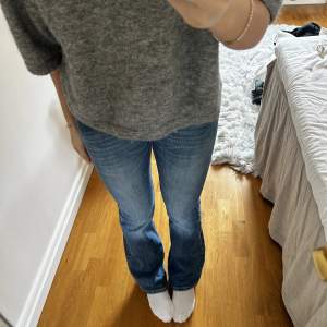 Superfina jeans från lee som jag tyvärr inte kan ha, dem är low waist💕Innerbenslängd: 86cm Midjemått:34cm  Skriv privat för fler frågor💗🌟 kolla gärna in min profil då jag säljer mer jeans och toppar🤗