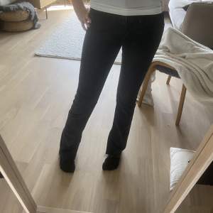 Ett par svarta jeans från Gina. Nästan aldrig använda. Väldigt bra stick och och bra kvalite. De har även slits längst ner. 