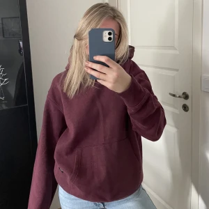 Hoodie - Superskön vinröd hoodie från Jack&Jones, storlek S. Använd några gånger men är i jättebra skick utan defekter