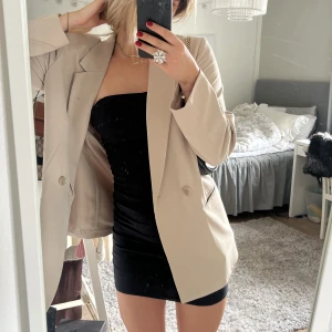 beige kavaj - beige kavaj, använd en gång💘 jag är 170 cm lång